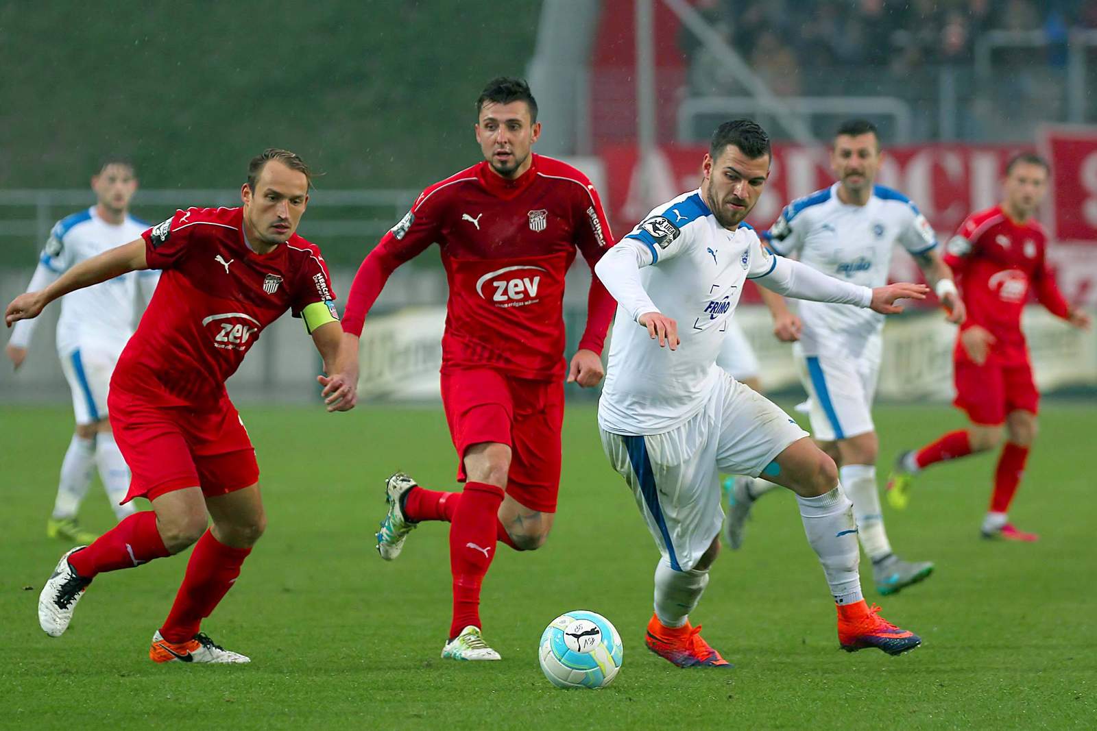 wachsmuth zwickau rosinger lotte 3.liga Zweikampf zwischen Wachsmuth von Zwickau und Rosinger von Lotte
