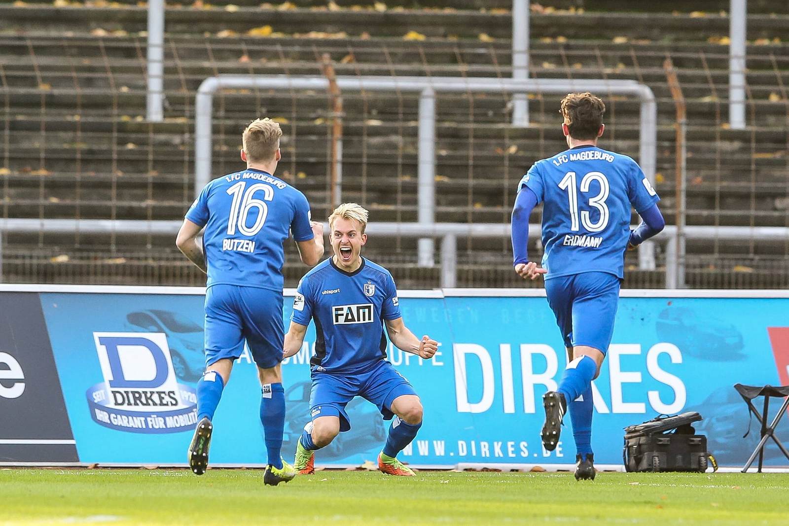 julius düker, 1. fc magdeburg, 3. liga Julius Düker jubelt mit Nils Butzen und Dennis Erdmann