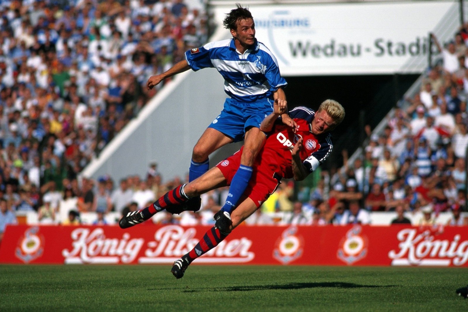 Hirsch Effenberg Duisburg Bayern Bundesliga Dietmar Hirsch, MSV Duisburg, überspringt Stefan Effenberg, FC Bayern.