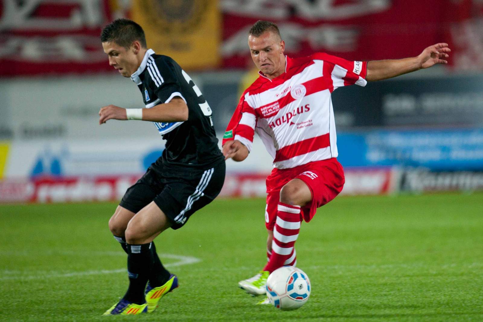 Lindenhahn Halle HSV DFB-Pokal 2. Runde Toni Lindenhahn dribbelt Muhammed Besic aus.