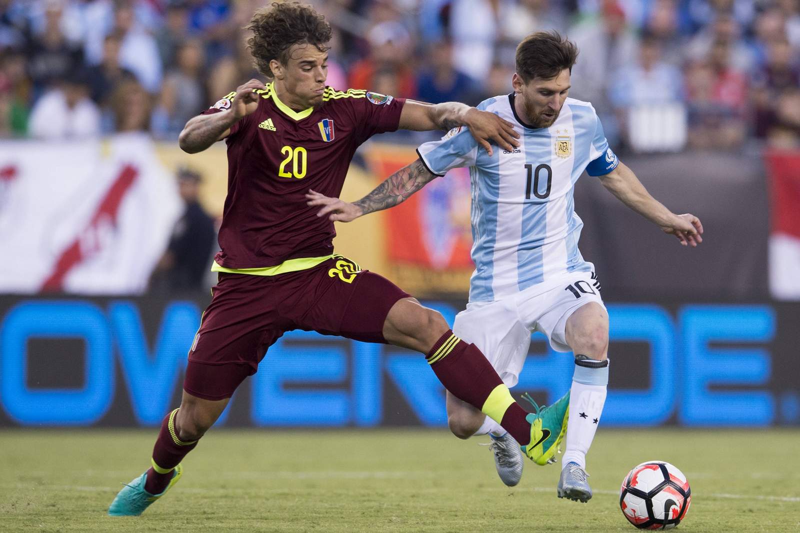 feltscher venezuela messi argentinien wm-qualifikation Rolf Feltscher im Zweikampf mit Lionel Messi