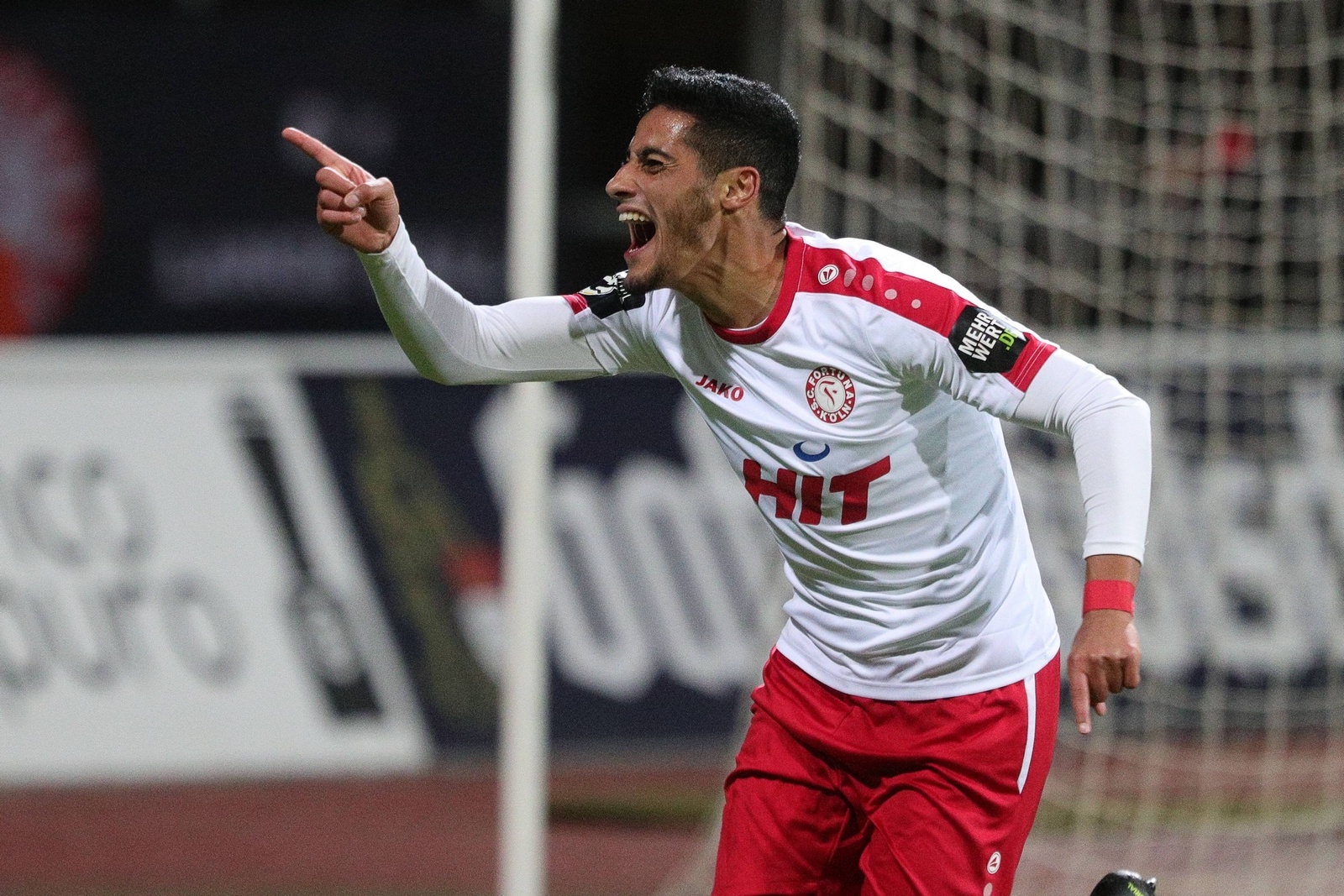 Hamdi Dahmani von Fortuna Köln bejubelt einen Treffer.
