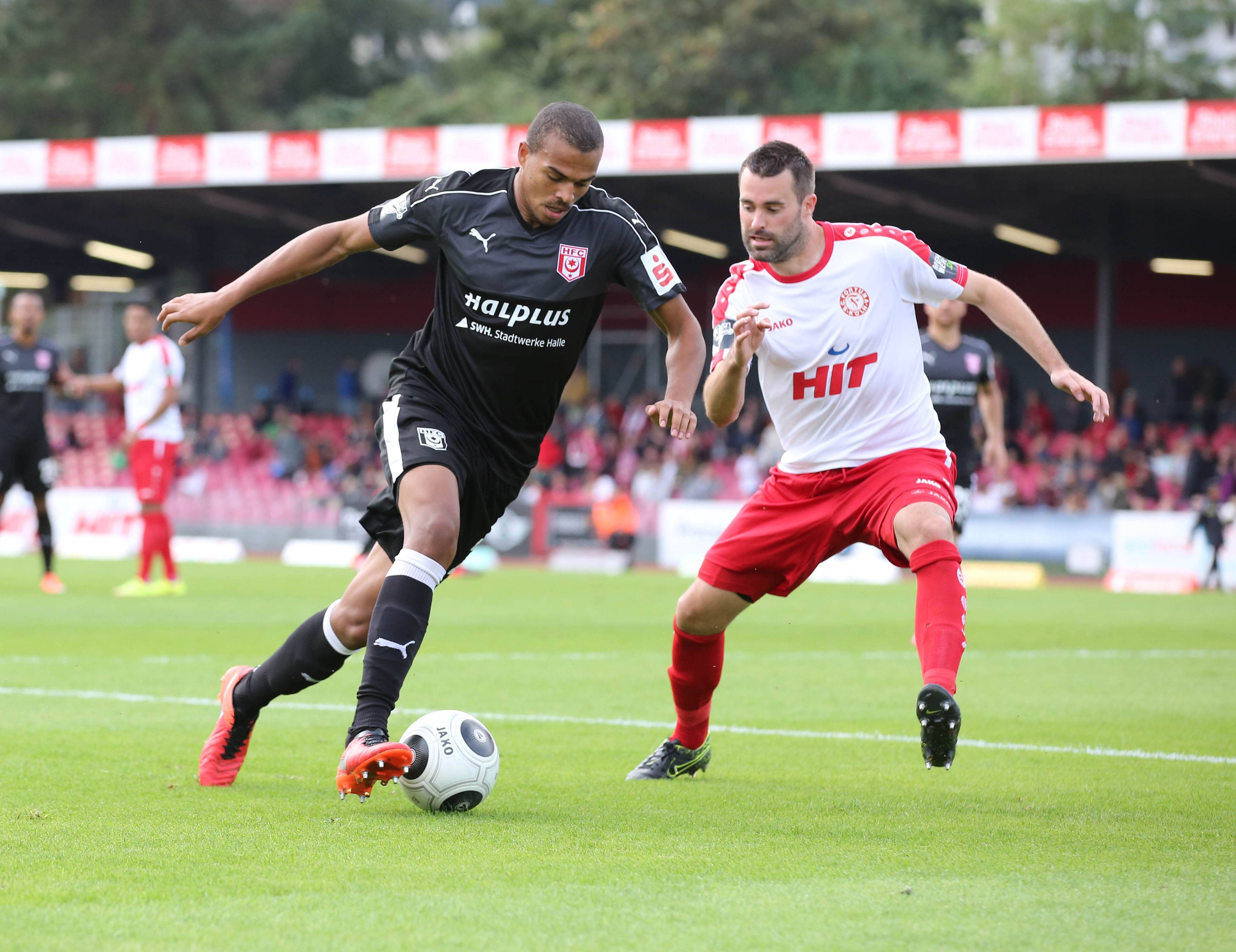Marvin Ajani vom Halleschen FC im Duell mit Fortuna Kölns Kristoffer Andersen.