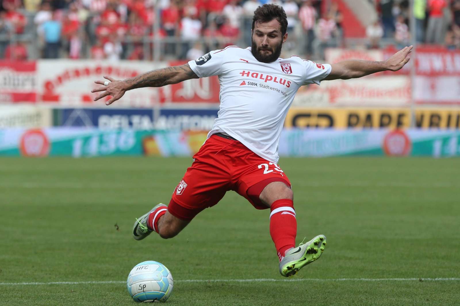 Pfeffer Hallescher FC HFC 3. Liga Sascha Pfeffer vom Halleschen FC am Ball.