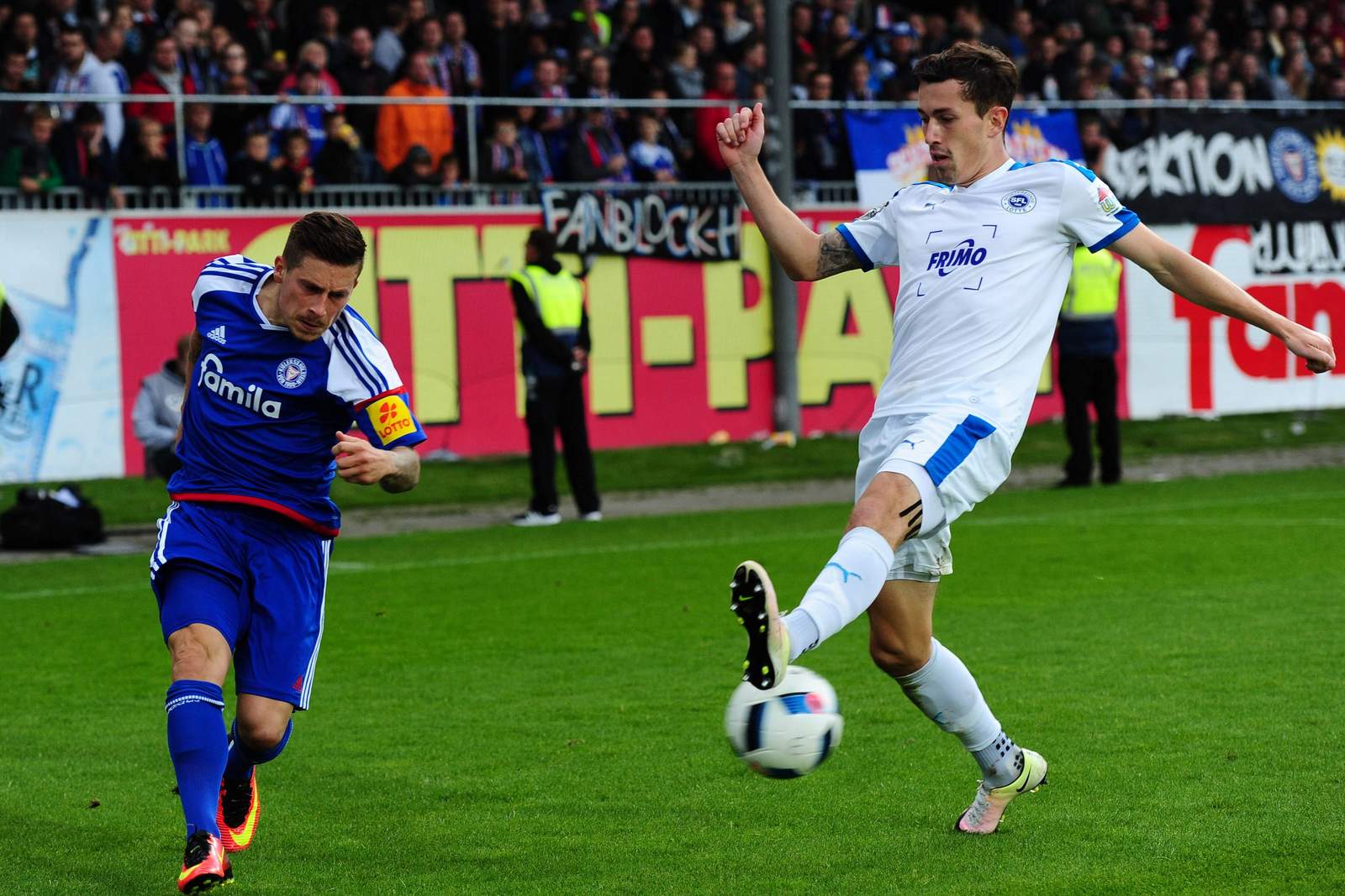 Lewerenz Steinhart Lotte Holstein Kiel 3.Liga Steven Lewerenz flankt, Phillipp Steinhart blockt. Jetzt auf Lotte gegen Holstein Kiel wetten!