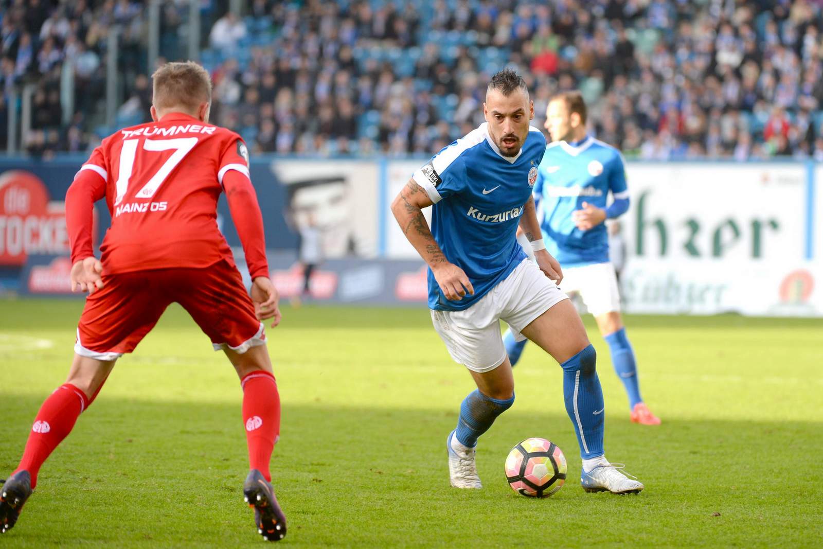 Gebhart Hansa Rostock 3.Liga Timo Gebhart geht ins Dribbling.