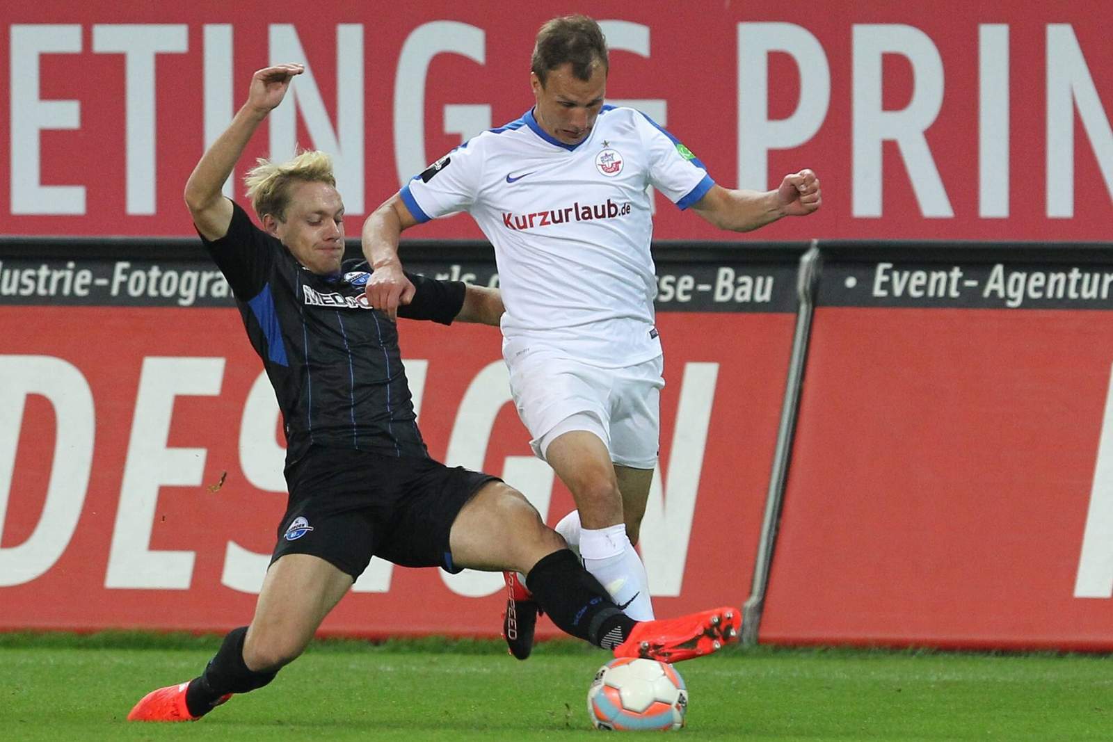 Jänicke Hansa Rostock 3. Liga Tobias Jänicke im Laufduell.