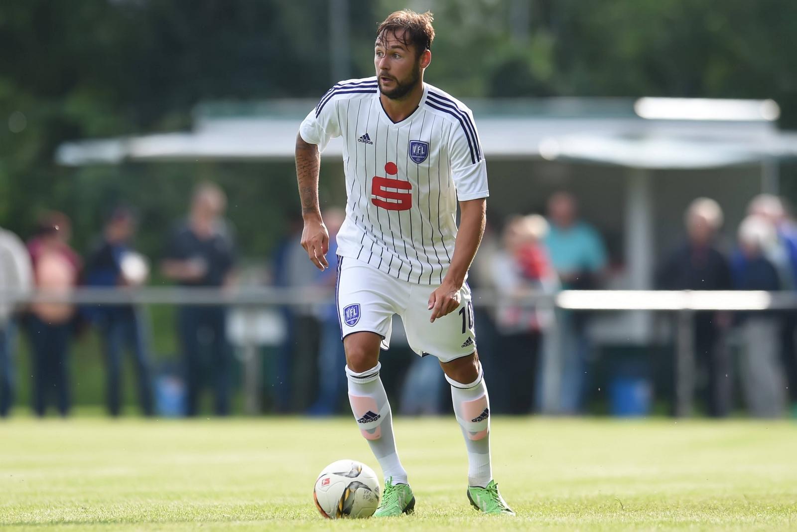 Tüting VfL Osnabrück 3. Liga Simon Tüting treibt den Ball durchs Mittelfeld.
