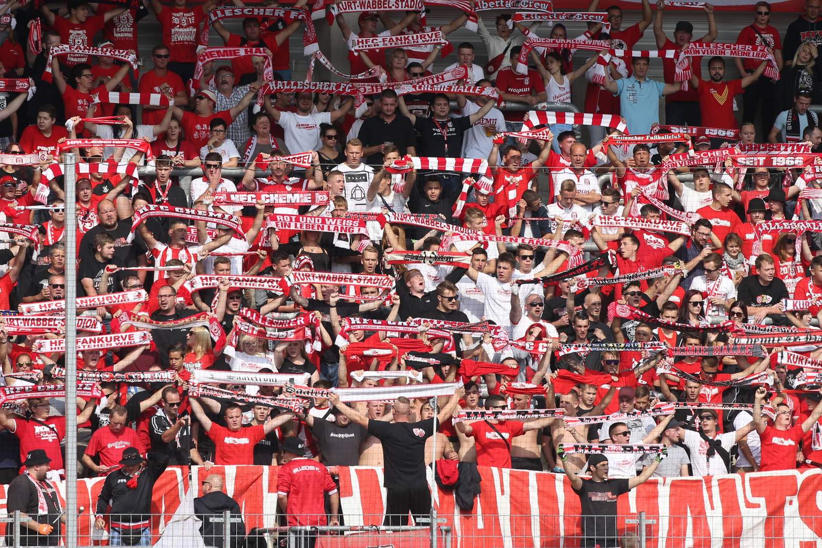 hallescher fc fans 3.liga Fans des Halleschen FC beim Heimspiel