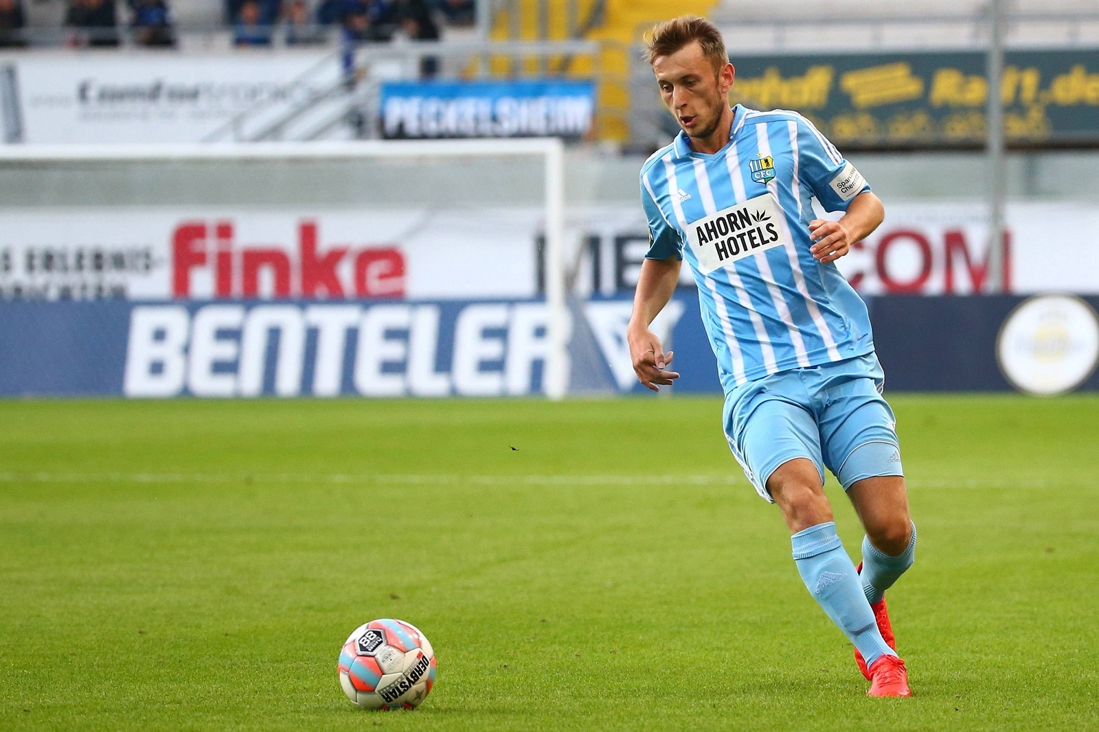 Koch Chemnitzer FC 3. Liga Jan Koch ist für den CFC am Ball.