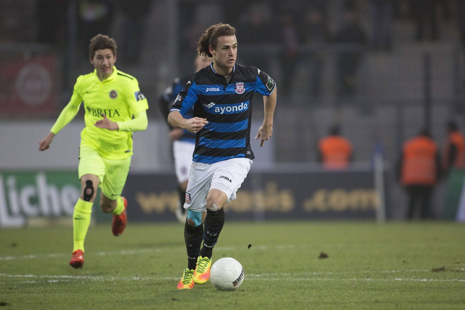 Stark FSV Frankfurt 3. Liga Yannick Stark treibt den Ball durchs Mittelfeld.