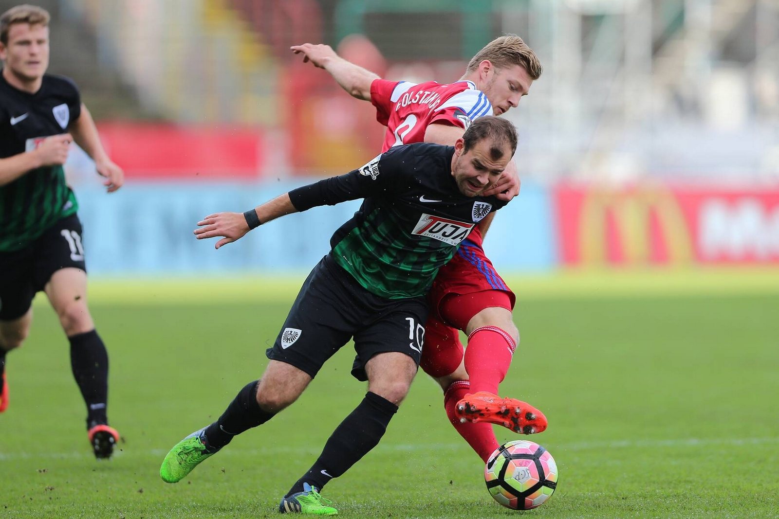 Bischoff Bieler Münster Kiel 3.Liga Amaury Bischoff im Zweikampf mit Alexander Bieler von Holstein Kiel.