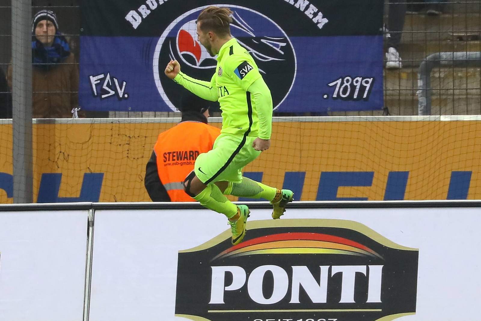 blacha wehen wiesbaden 3.liga David Blacha von Wehen Wiesbaden jubelt nach Tor