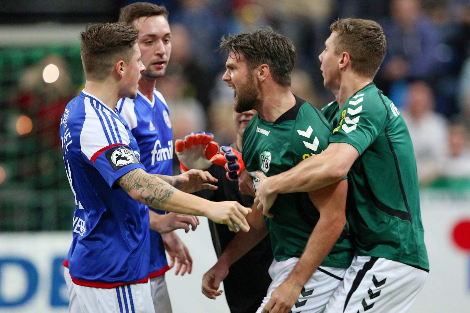 Holstein Kiel VfB Lübeck Hallenmasters Rafal Czichos im Clinch mit Jan-Andre Sievers.