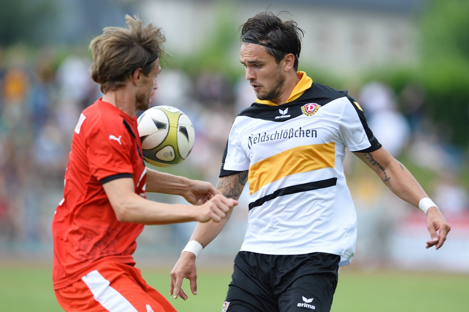 Paul Zwickau Testroet Dynamo Dresden Robert Paul im Zweikampf mit Pascal Testroet.
