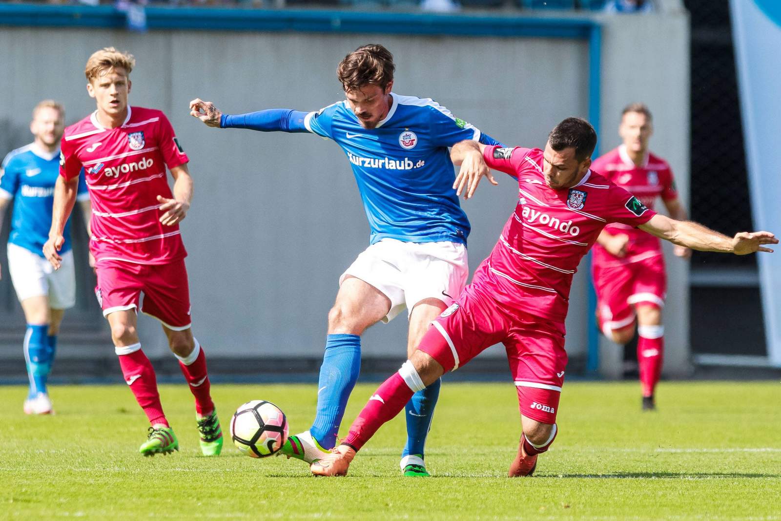 Ornatelli Erdmann FSV Frankfurt Rostock 3.Liga Massimo Ornatelli grätscht gegen Dennis Erdmann. Jetzt auf FSV Frankfurt gegen Hansa Rostock wetten!