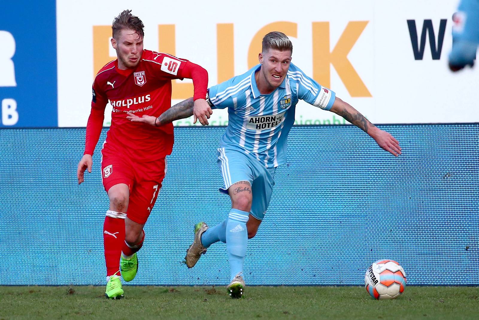 Brügmann Halle Türpitz Chemnitz 3.Liga Halles Florian Brügmann im Laufduell mit dem Chemnitzer Philip Türpitz.