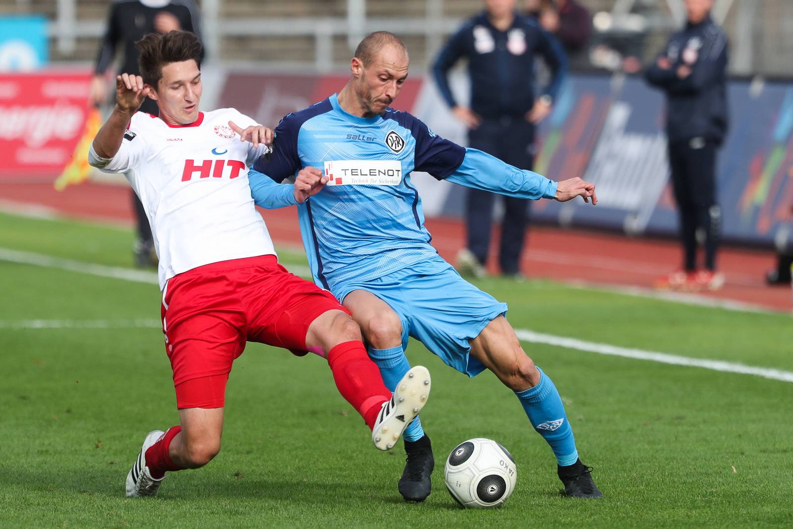 Pazurek Morys Fortuna Köln Aalen 3.Liga Markus Pazurek grätscht gegen Matthias Morys vom VfR Aalen.