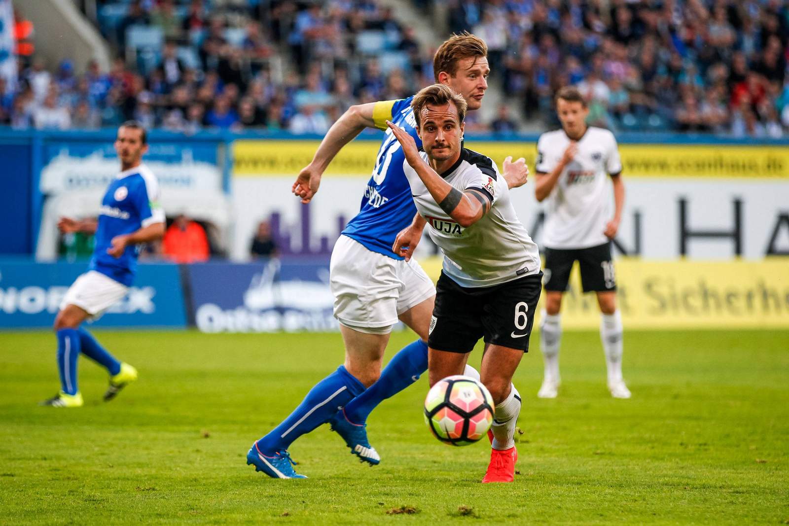 Braun Preußen Münster 3.Liga Maximilian Ahlschwede im Zweikampf mit Sandrino Braun.