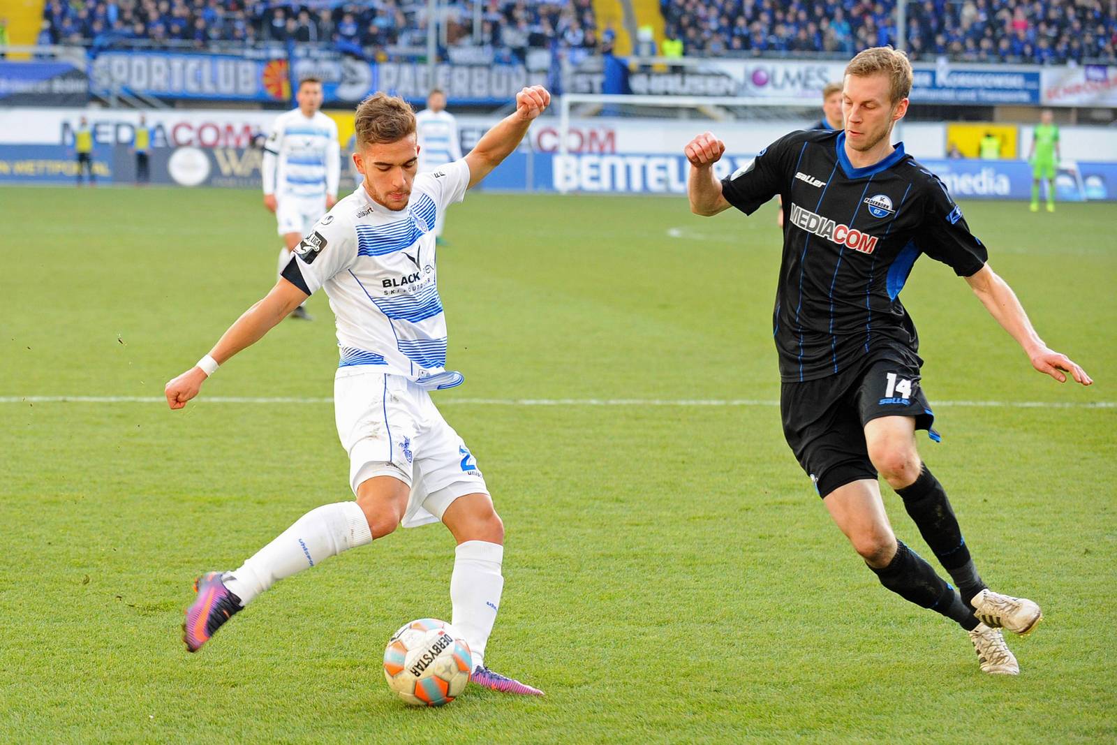 Bertels Engin Paderborn Duisburg 3.Liga Thomas Bertels versucht die Flanke von Duisburgs Ahmet Engin zu verhindern.