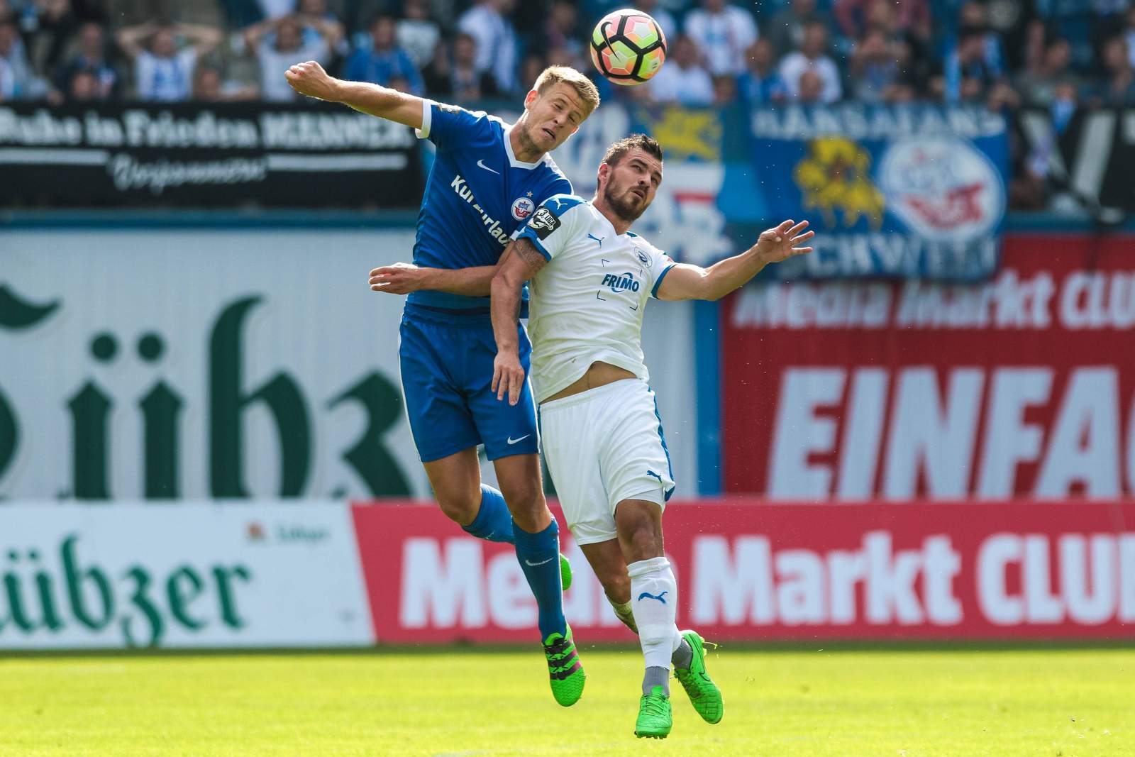Grupe Rosinger Lotte Hansa Rostock 3.Liga Kopfballduell zwischen Tommy Grupe und Bernd Rosinger. Jetzt auf Lotte gegen Hansa Rostock wetten!