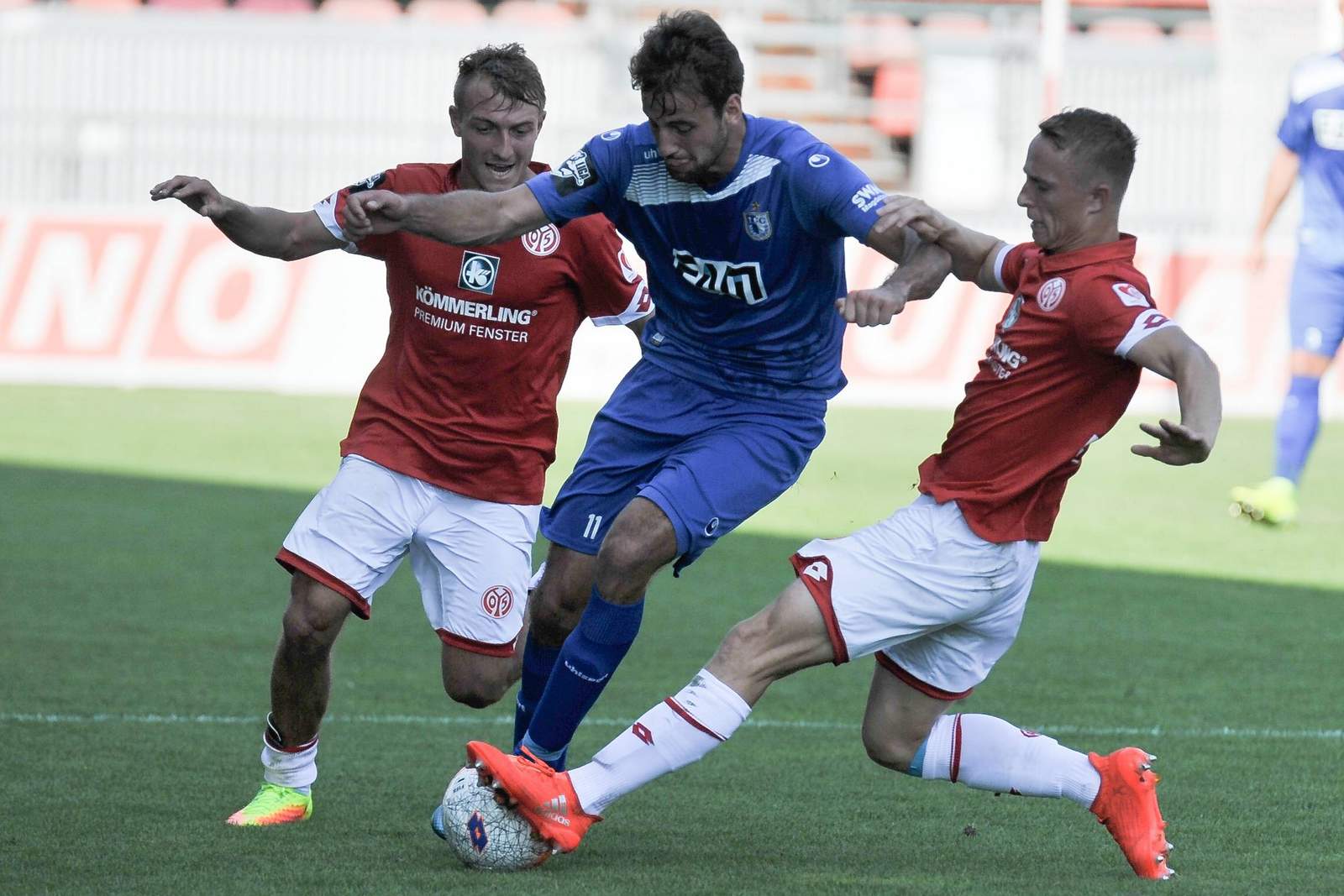 Beck Bohl Magdeburg Mainz 3.Liga Daniel Bohl grätscht gegen Christian Beck. Jetzt auf Magdeburg gegen Mainz II wetten!