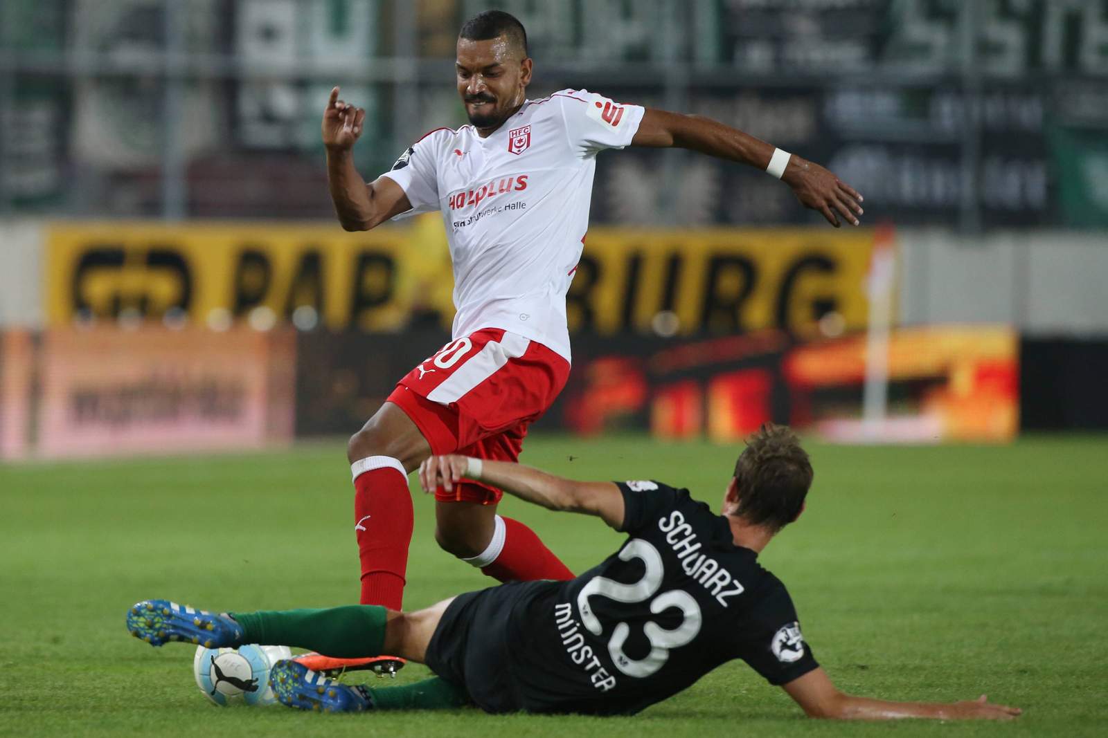 3. Liga HFC Hallescher FC Fennell Schwarz SCP Preußen Münster Fennell (HFC) im Duell mit Schwarz von Preußen Münster.