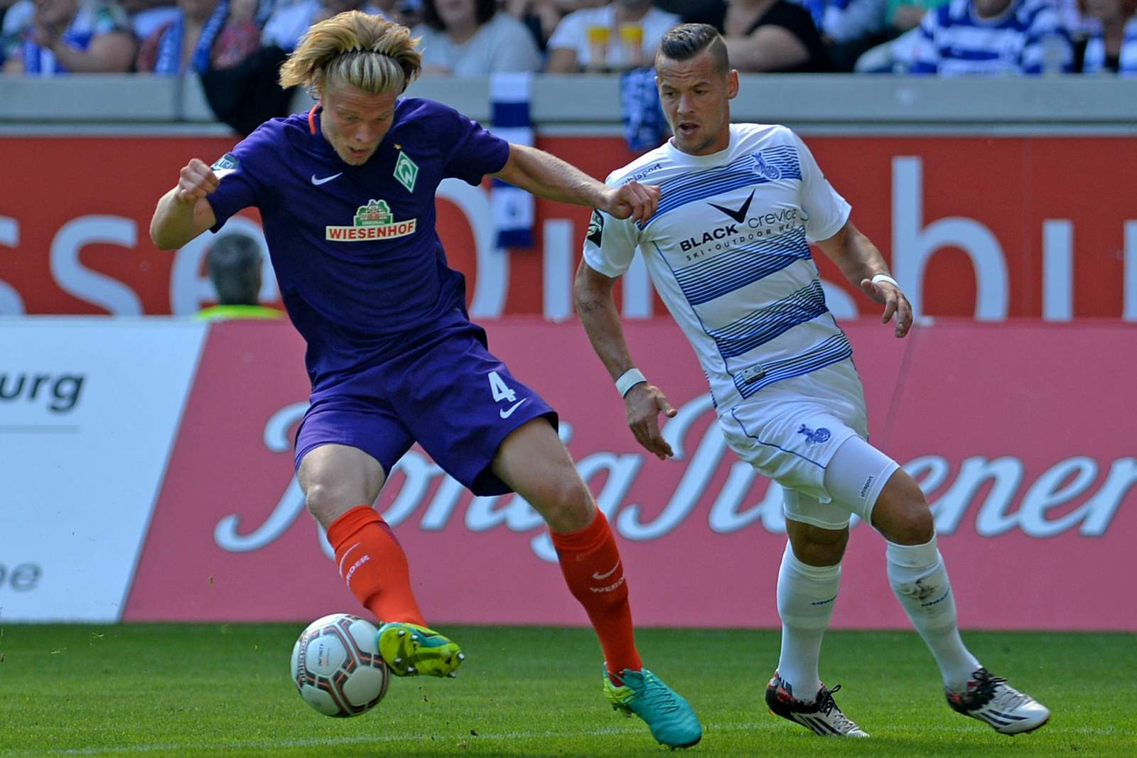 Verlaat Iljutcenko Bremen Duisburg 3.Liga Jesper Verlaat wird von Stanislav Iljutcenko bedrängt. Jetzt auf Bremen II gegen Duisburg wetten!