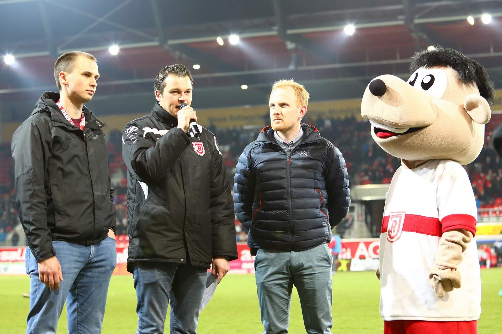 regensburg 3.liga vfl osnabrück zuschauer Verantwortliche von Regensburg auf dem Spielfeld