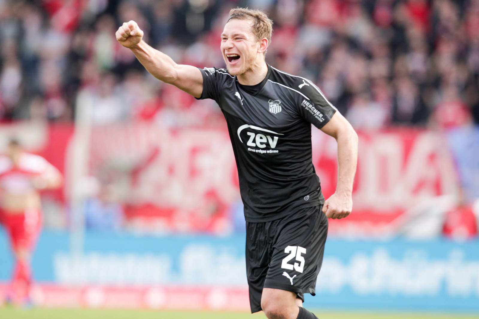 Koch Zwickau Halle 3.Liga Robert Koch jubelt. Jetzt auf Zwickau gegen Halle wetten!