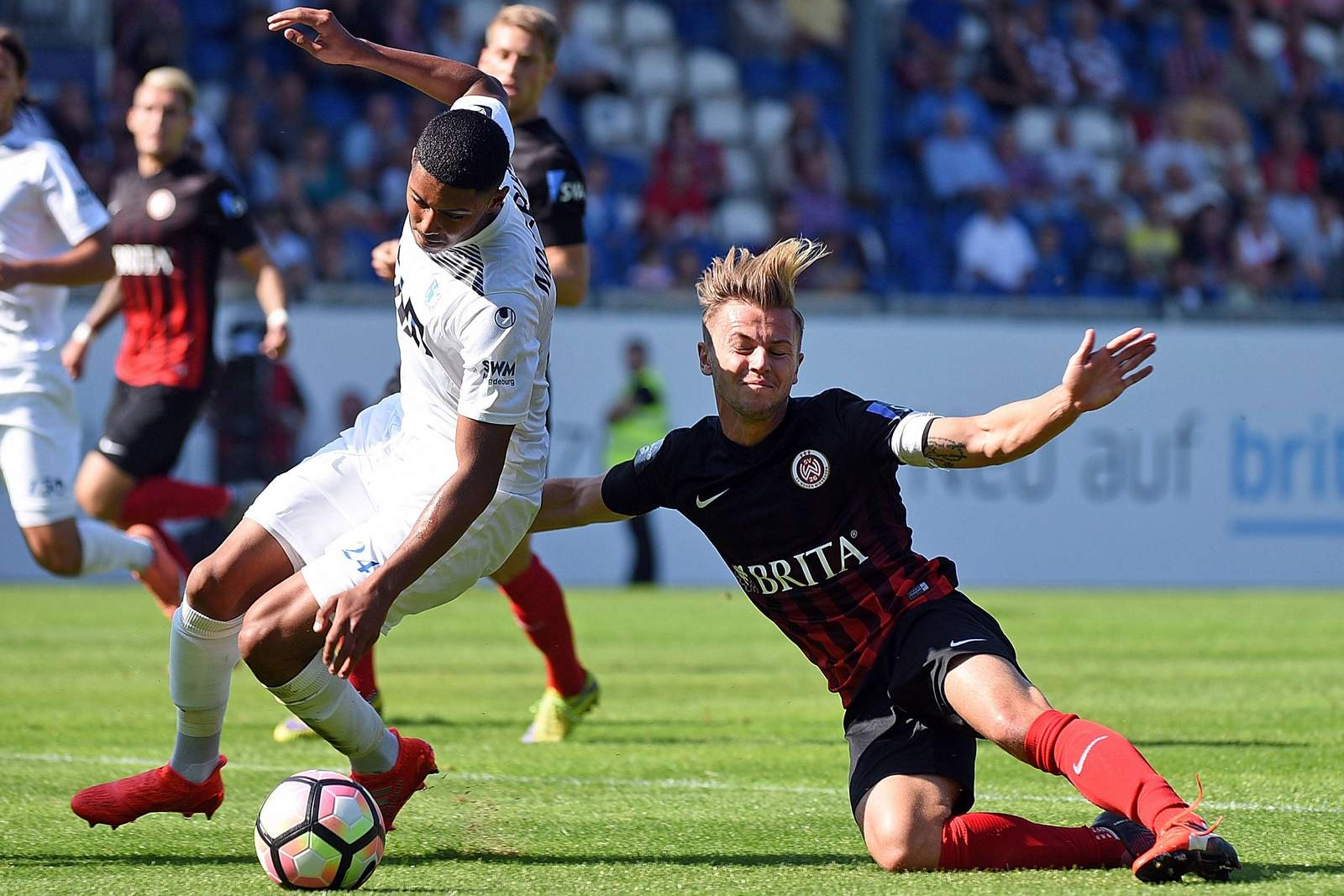 tarek chahed, david blacha, 1 fc magdeburg, sv wehen wiesbaden, 3. liga Tarek Chahed gegen David Blacha