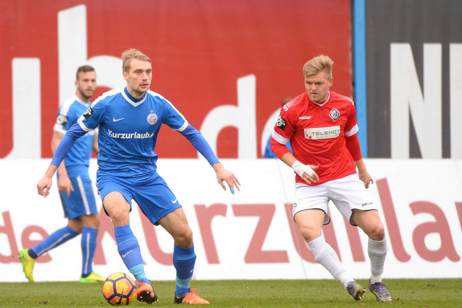 Tim Väyrynen vom FC Hansa Rostock am Ball.