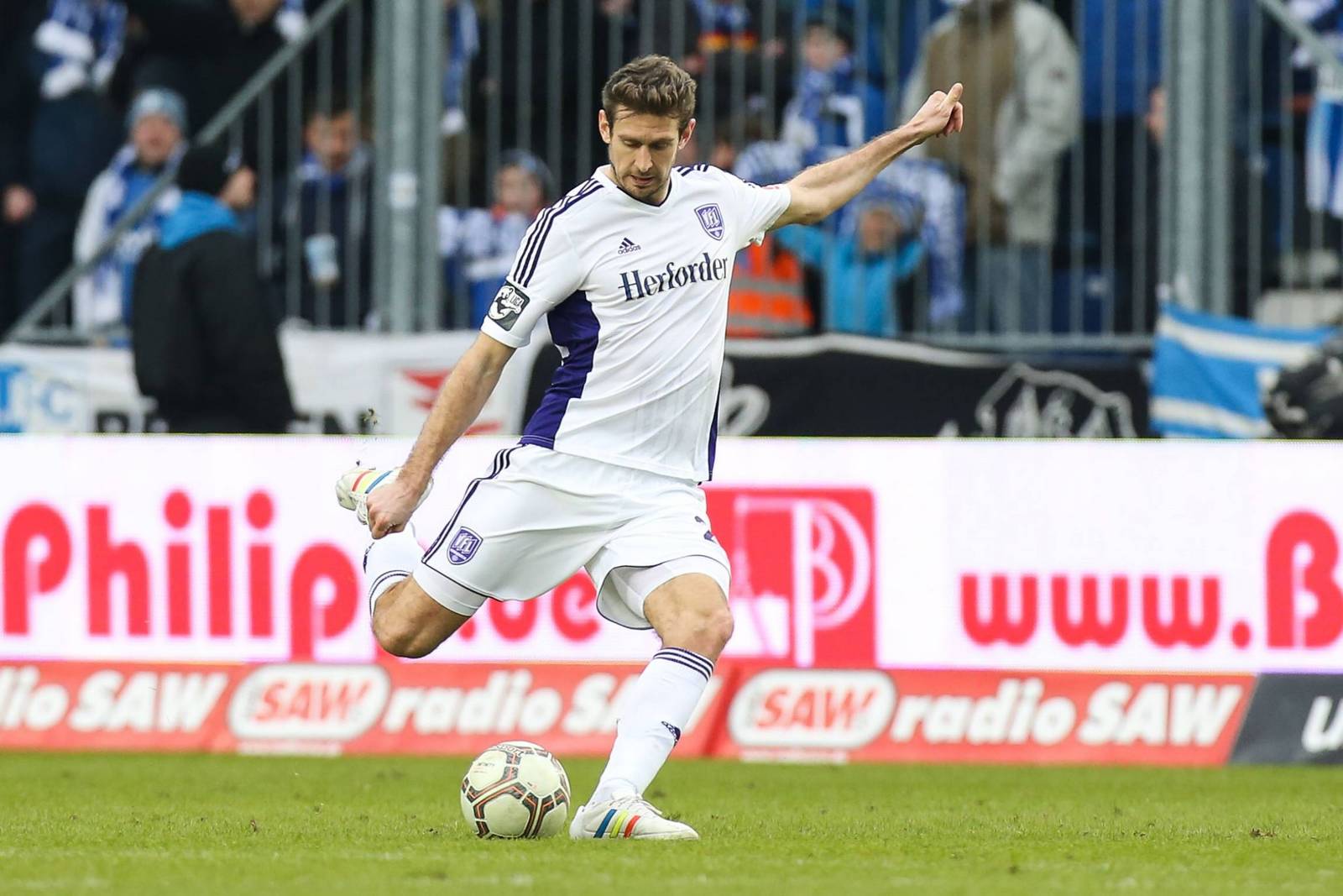 Willers VfL Osnabrück 3.Liga Tobias Willers mit einem langen Ball.
