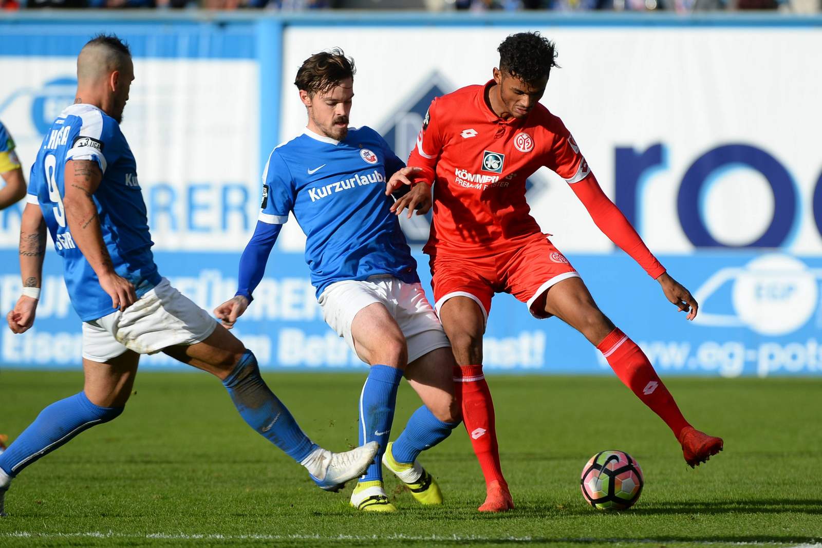 Erdmann Seydel Hansa Rostock Mainz 3.Liga Zweikampf zwischen Dennis Erdmann und Aaron Seydel. Jetzt auf Mainz II gegen Hansa Rostock wetten!