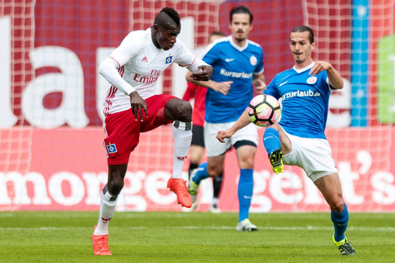 Jatta HSV Stevanovic Hansa Rostock 3.Liga Bakery Jatta vom HSV im Zweikampf mit dem Rostocker Aleksandar Stevanovic.