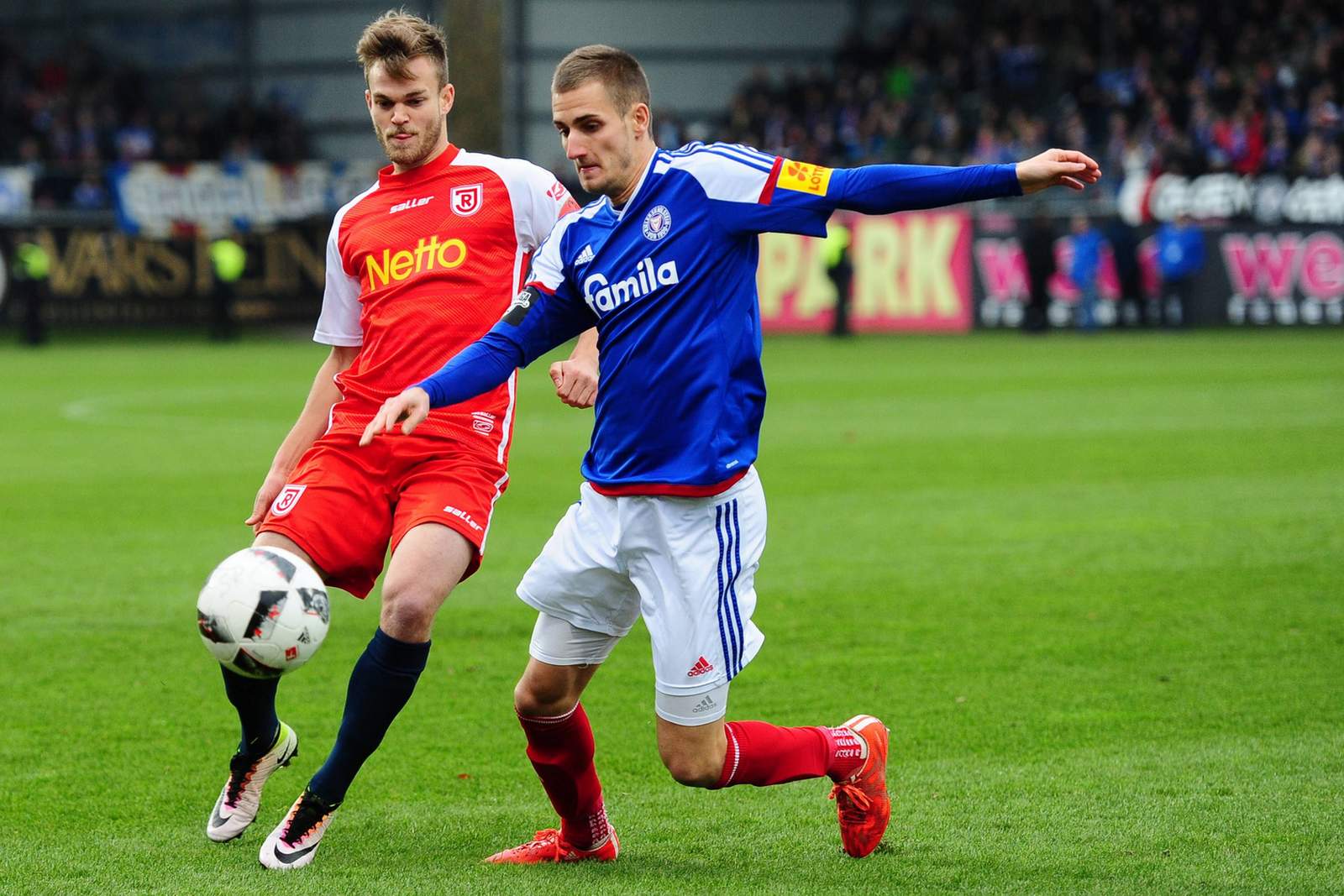 Regensburg Kiel Saller Drexler 3. Liga Aufstieg Saller und Drexler im Kampf um den Ball