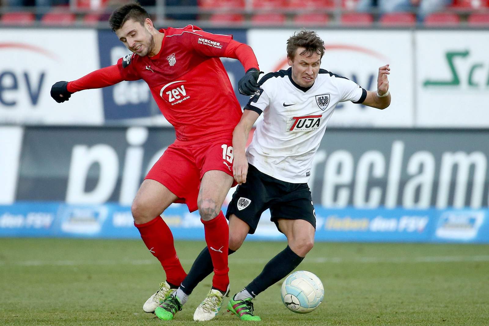 Schwarz Frick Preußen Münster Zwickau 3.Liga Zweikampf zwischen Benjamin Schwarz und Davy Frick. Jetzt auf Preußen Münster gegen Zwickau wetten!
