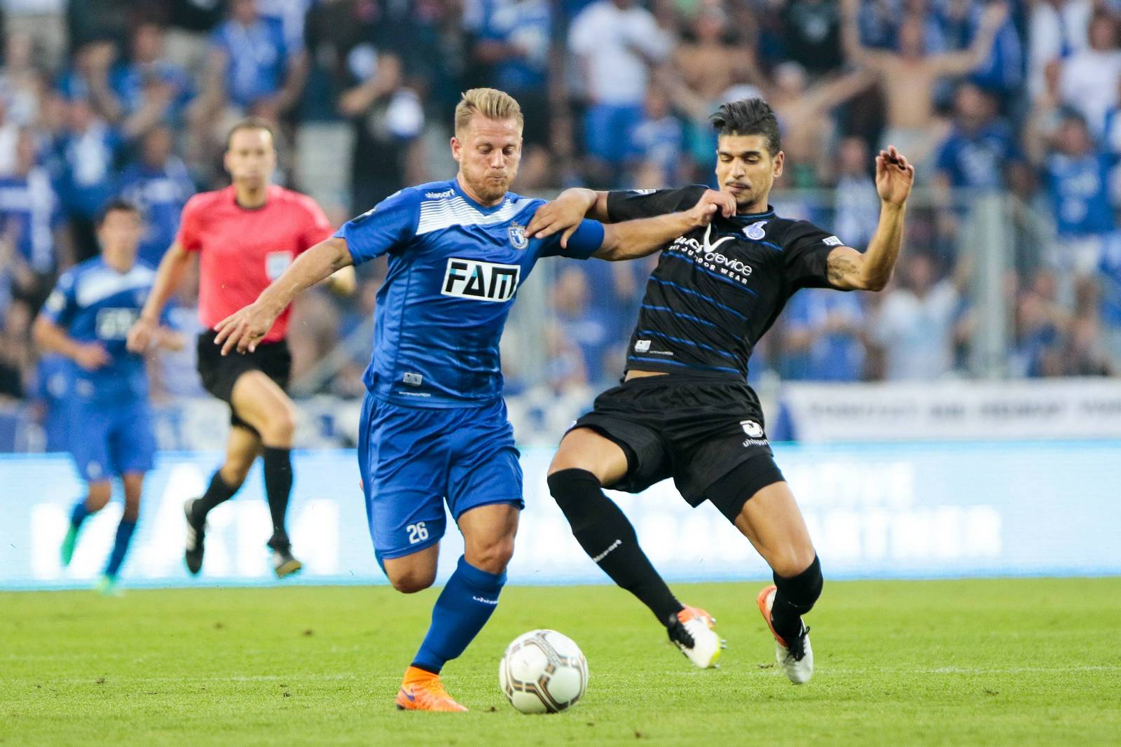 Müller Magdeburg Hajri MSV Duisburg 3.Liga Enis Hajri grätscht gegen Magdeburgs Gerrit Müller.