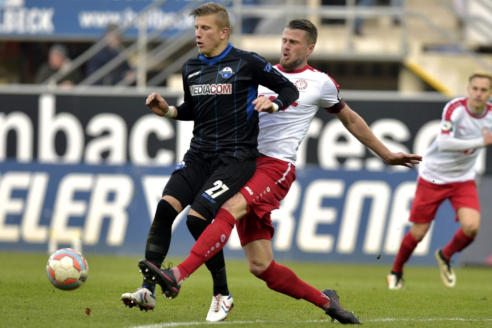Piossek Flottmann Fortuna Köln Paderborn 3.Liga Zweikampf zwischen Marcus Piossek und Daniel Flottmann. Jetzt auf Fortuna Köln gegen Paderborn wetten!