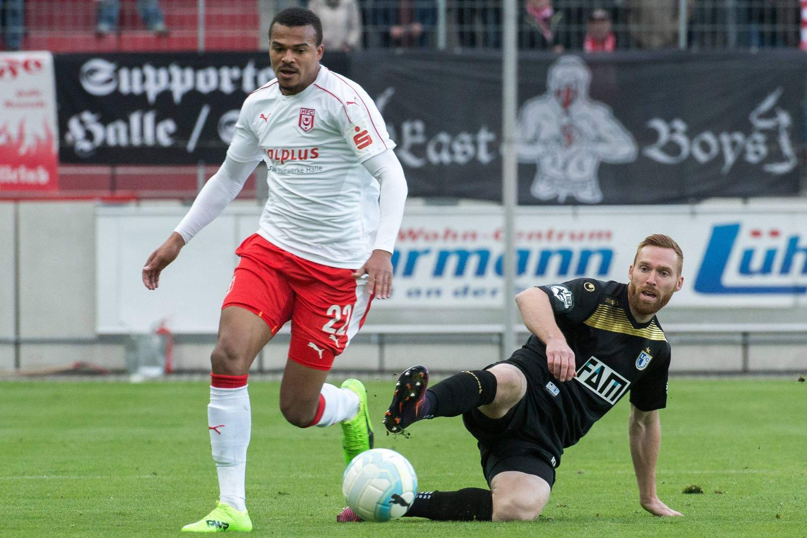 Marvin Ajani, nico hammann, hallescher fc Marvin Ajani im Duell mit Nico Hammann