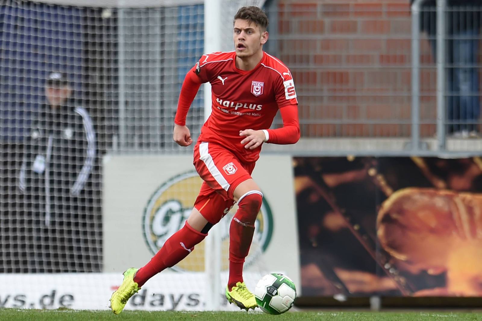 Barnofsky Halle 3.Liga Max Barnofsky, Innenverteidiger des Halleschen FC.