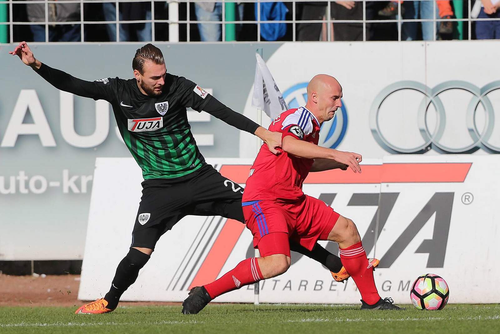 Herrmann Al-Hazaimeh Holstein Kiel Preußen Münster 3.Liga Zweikampf zwischen Jeron Al-Hazaimeh und Patrick Herrmann. Jetzt auf Holstein Kiel gegen Preußen Münster wetten!