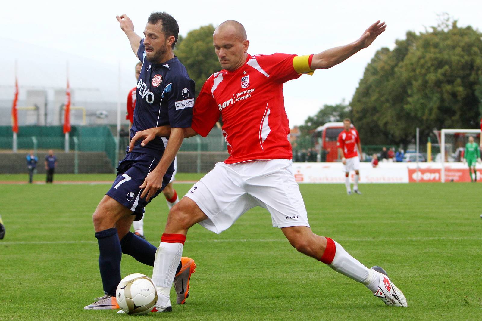 Zedi Erfurt 3.Liga Rudi Zedi im Zweikampf.