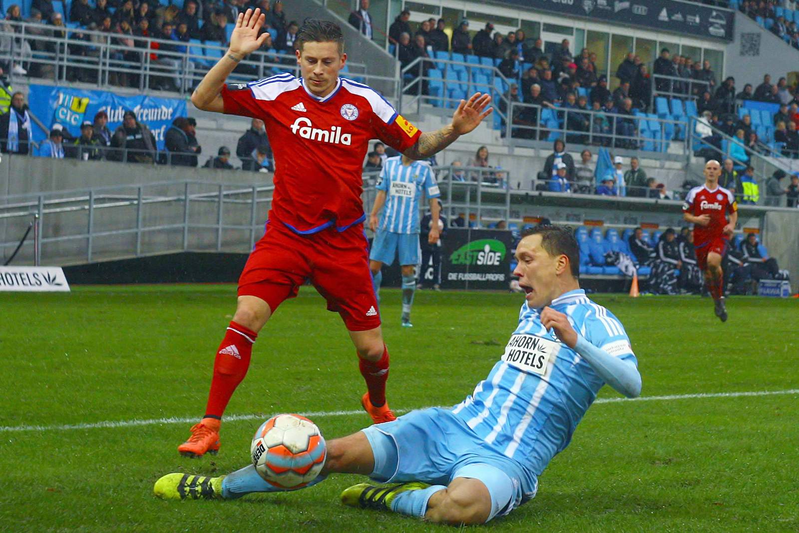 Bitroff Lewerenz Holstein Kiel Chemnitz 3.Liga Alexander Bitroff grätscht gegen Steven Lewerenz. Jetzt auf Holstein Kiel gegen Chemnitz wetten!
