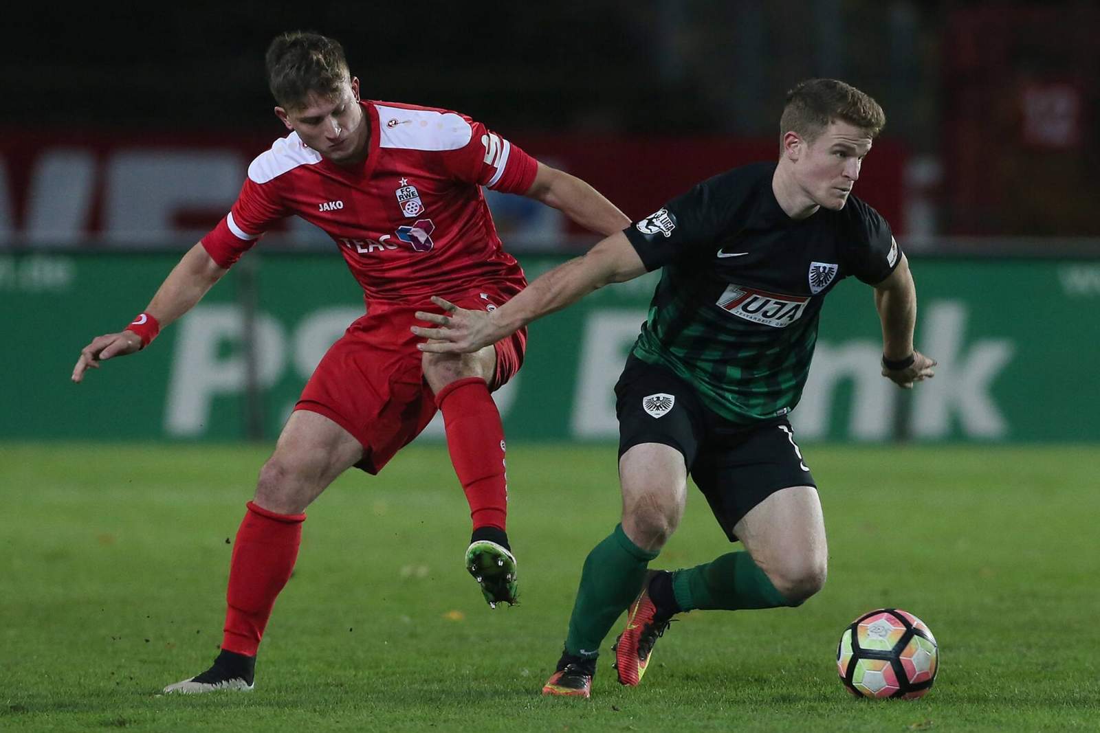 Uzan Rühle Erfurt Preußen Münster 3.Liga Zweikampf zwischen Tugay Uzan und Tobias Rühle. Jetzt auf Erfurt gegen Preußen Münster wetten!