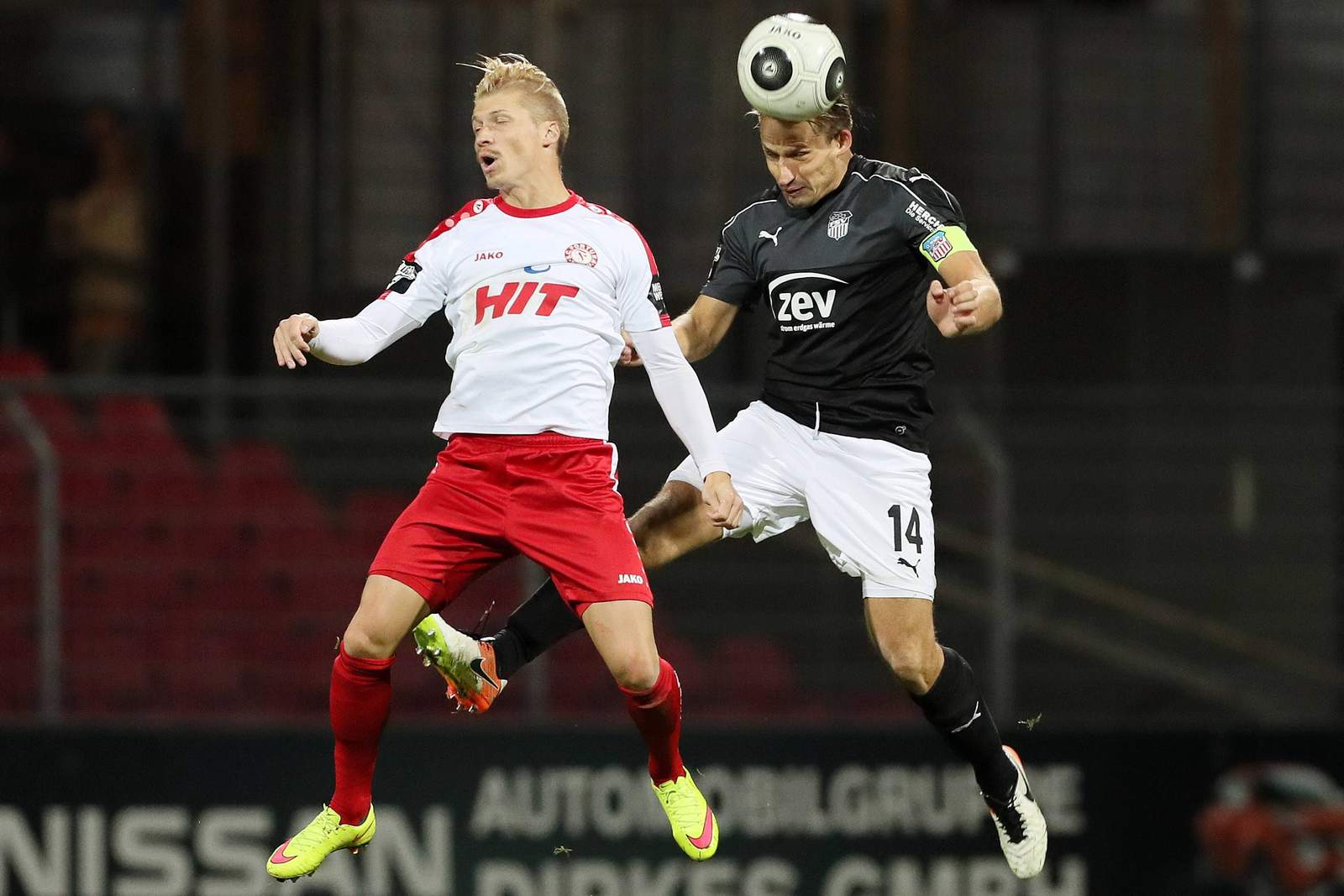 Wachsmuth Kessel Zwickau Fortuna Köln 3.Liga Kopfballduell zwischen Michael Kessel und Toni Wachsmuth. Jetzt auf Zwickau gegen Fortuna Köln wetten!