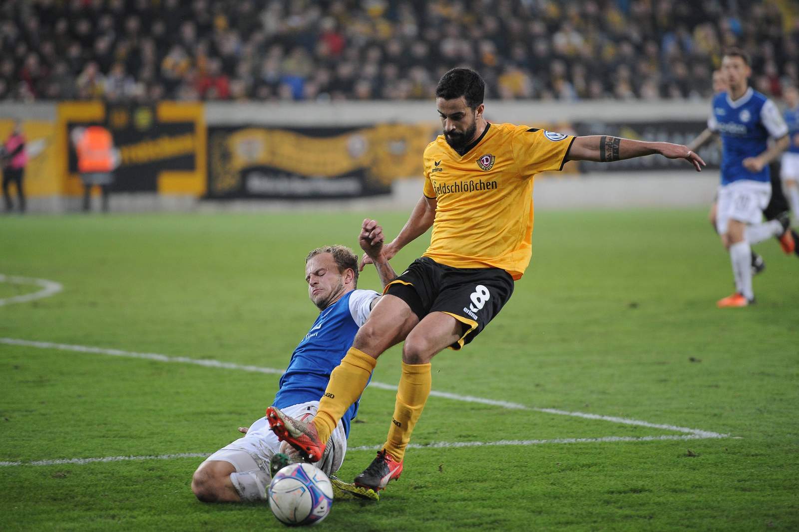 hemlein bielefeld teixeira dresden dfb-pokal Zweikampf zwischen Hemlein und Teixeira