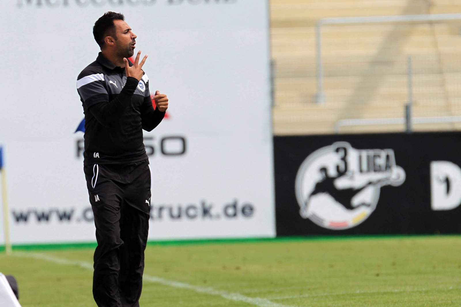 3. liga, sportfreunde lotte, ismail atalan Lottes Trainer Ismail Atalan an der Seitenlinie