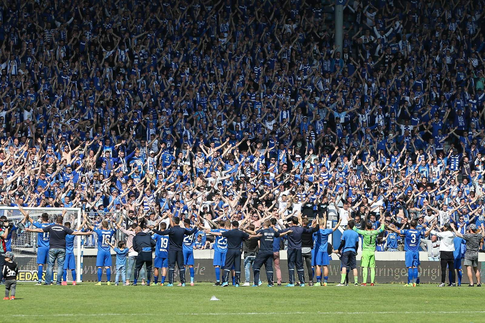 3. Liga 1. FC Magdeburg Magdeburg jubelt mit den Fans
