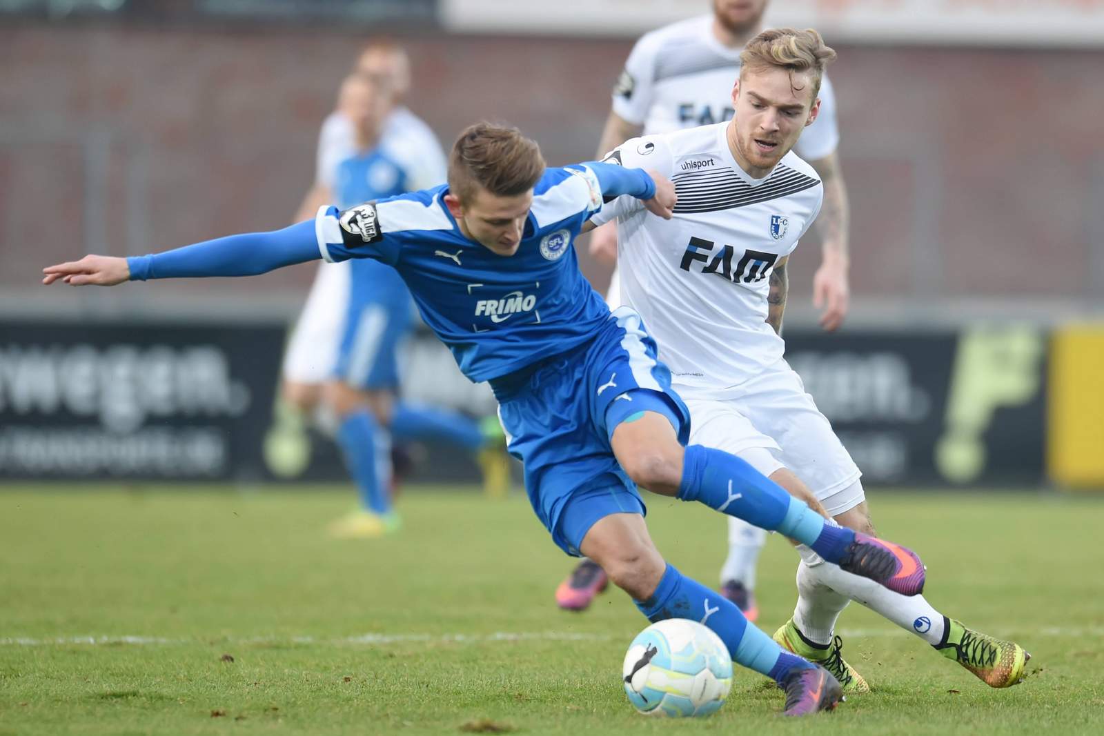 3.Liga Sportfreunde Lotte SFL FCM 1. FC Magdeburg Neidhardt Butzen Nils Butzen (Magdeburg) und Nico Neidhardt (Lotte) kämpfen um den Ball.